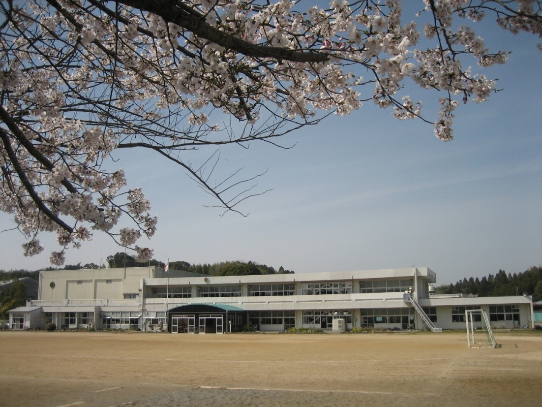 日吉小学校の校舎全景です。