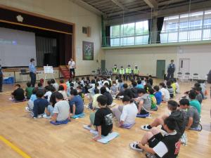 体育館で交通安全教室を実施しました。