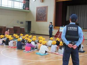 体育館で交通安全教室を実施しました。