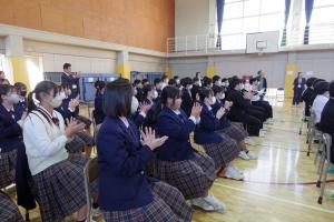 校歌の「春は桜」の部分の手話